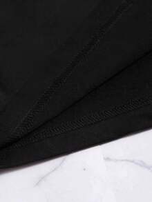 Esta es una camiseta estampada con un diseño de mariquita de dibujos animados, adornada con lunares rojos y detalles en negro.La tela es suave y transpirable, lavable a máquina y cómoda para usar en todas las estaciones. - Negro - Ver 4