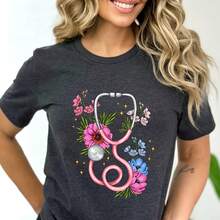 Floral Stethoscope Nurse Shirt - Nurse Appreciation Gift220g Heavyweight 100% Cotton T-Shirt. Butterfly Print. Unisex Sizing. Round Neck Inspirational T-Shirt. Cute And Beautiful Y2K-Inspired Summer Top, Perfect For The Outdoors, Home, Work, Or Street Wear. Casual, Loose-Fitting Everyday T-Shirt. - 黑色 - 查看 1