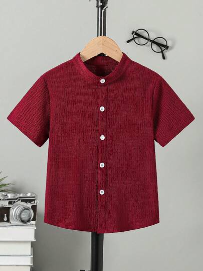 Áo sơ mi tay ngắn cổ nhún hai tầng màu đỏ rượu vang cổ điển, chất liệu vải dệt họa tiết, kiểu dáng thanh lịch, thích hợp cho việc đi làm.