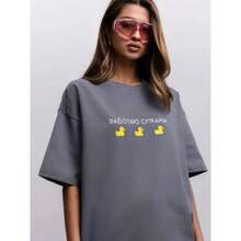 Camiseta de manga corta de algodón 100% con estampado divertido de un lindo patito amarillo de dibujos animados, estilo europeo y americano, elegante y versátil para el verano. - Negro - Ver 1