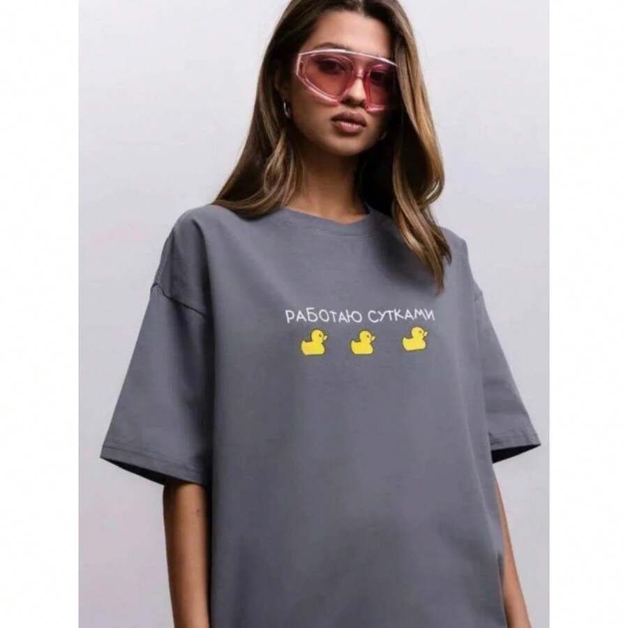 Camiseta de manga corta de algodón 100% con estampado divertido de un lindo patito amarillo de dibujos animados, estilo europeo y americano, elegante y versátil para el verano. - Negro - Ver 1
