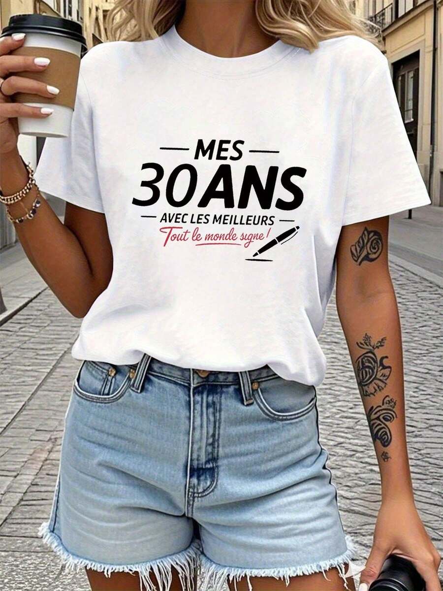 MES Francés 30 AÑOS CON LO MEJOR ¡Todos lo firman! Mi 30º año con las mejores personas, firmémoslo. Camiseta de manga corta para mujer con cuello redondo y texto impreso, primavera/verano. - Blanco - Ver 1