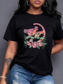 Atardecer con siluetas de animales salvajes rodeados de flores tropicales que simbolizan libertad y conexión con la naturaleza camiseta para mujer casual cómoda y moderna - Negro - Ver 6