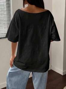 Kaos Putih Longgar dengan Bahu Asimetris Motif Pari Manta Laut Tropis, Cocok untuk Liburan Kasual Hitam - Hitam - View 2