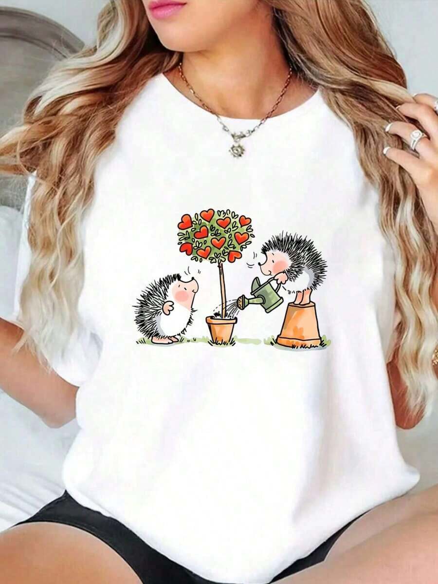 Camisetas Gráficas con Estampado de Pareja de Erizos Regando una Flor, Corazón y Árbol, Blancas, de Manga Corta, Tallas Grandes, Ropa de Mujer Adecuada para Todas las Temporadas, Camiseta Casual con Estampado de Dibujos Animados, 100% Algodón - Blanco - Ver 1