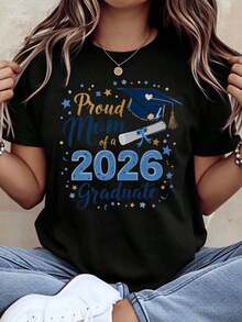 Camiseta Moderna para Mamá Orgullosa de Graduada de 2026, Diseño de Gorro de Graduación y Diploma para Celebración de Madre de Graduada, Uso Diario - Negro - Ver 7
