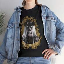 Damocles Uni Heavy Cotton Tee220g heavyweight 100% cotton T-shirt. Butterfly print. Unisex sizing. Round neck inspirational T-shirt. Cute and beautiful Y2K-inspired summer top, perfect for the outdoors, home, work, or street wear. Casual, loose-fitting everyday T-shirt. - Negro - Ver 1