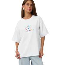 Camiseta de manga corta 100% algodón, estilo europeo y americano 2025, casual, sencilla, con estampado artístico de letras estilo dopamina, corte ajustado. - Negro - Ver 4