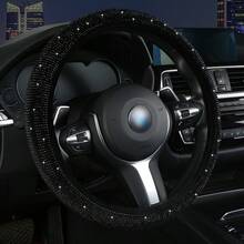 全水鑽奢華方向盤套，熱門女性汽車內飾配件，密集鑲嵌閃亮水鑽。高品質底材防滑透氣，耐用耐磨，保護原裝方向盤免受刮傷與磨損，安裝簡單，適用於所有車型，打造精緻甜美汽車內飾空間。 - 鑲鑽方向盤套 - 查看 1