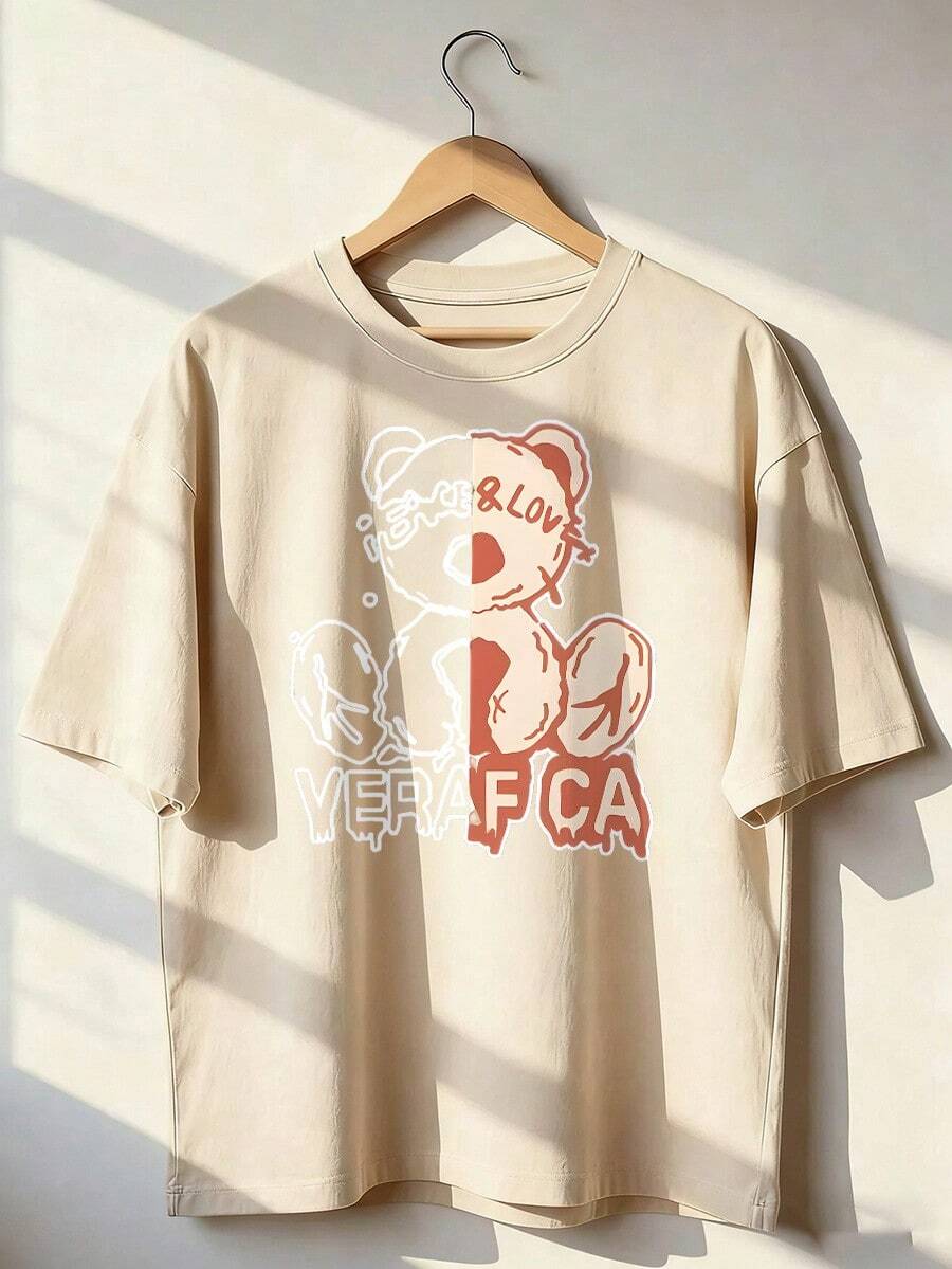 Camiseta de Manga Corta con Oso Divertido y Caligrafía Juvenil,Camiseta de manga corta de moda para primavera y verano de 2026, hecha en México, 180 gramos. Estampado de dibujos animados, modelo de pareja, apta para uso interior o exterior. Cuello redondo, unisex, ideal para oficina y ocio. Paquete de una pieza. - APR-P631577SLNDXZGY396 - Ver 1