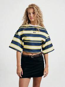 Camiseta corta de cuello redondo, hombros caídos y diseño a rayas. - Multicolor 3 - Ver 6