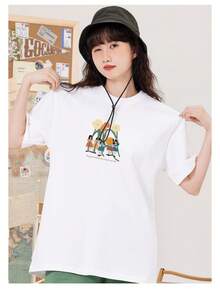 Unisex Peach-Colored T-Shirt With A Floral Print, Made Of Cotton With A Relaxed Fit, Ideal For Couples. A  Style Perfect For Summer, Very Versatile For Everyday Wear And Casual Outings. Looks Great With Jeans And Casual Pants, Creating A Fresh And Youthful Look That's Very Fashionable This Season. MVEK - 白色 - 查看 2