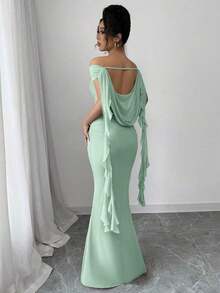 Vestido elegante de mujer con un hombro descubierto, fruncido, silueta entallada y parche en la cintura con lazo - verde menta - Ver 12