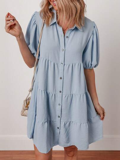 Vestido elegante con cuello azul marino, botones delanteros y mangas con volantes en capas