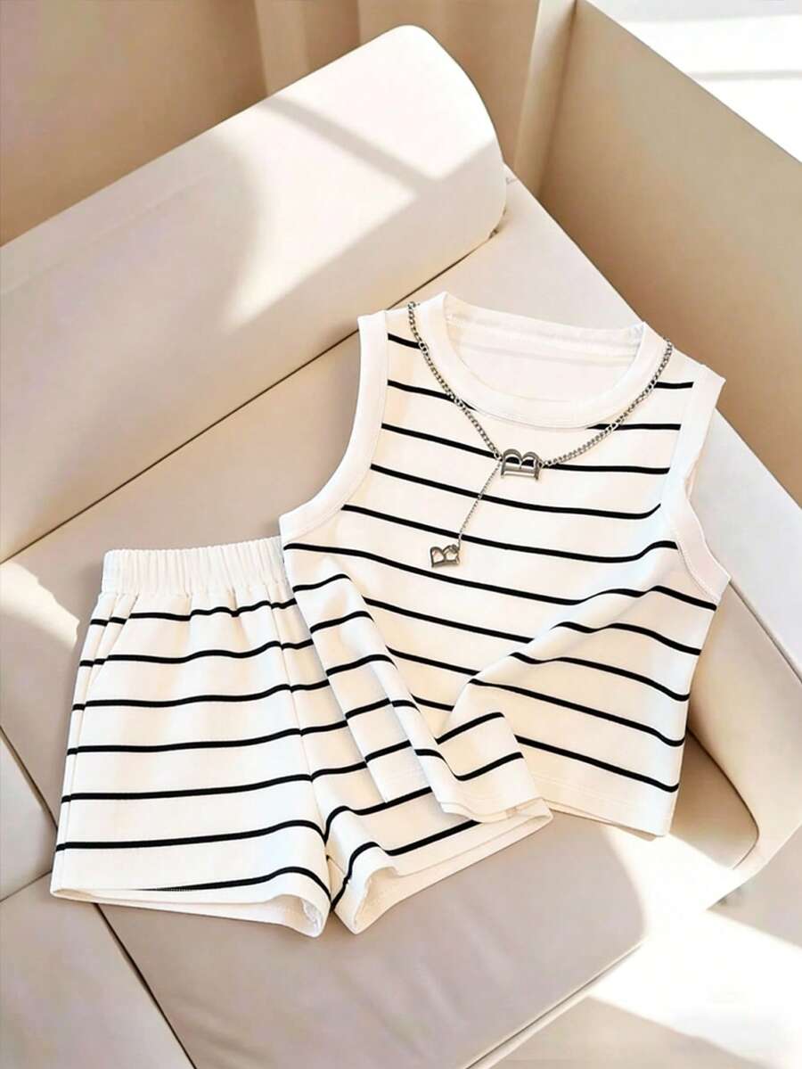 Bộ đồ nữ gồm áo tank top in sọc và quần short cạp chun, thích hợp mặc mùa hè. - Sọc đen trắng - Xem 1