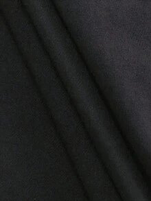 Conejo urbano con sudadera blanca y zapatillas modernas sobre fondo de grafiti al atardecer transmitiendo actitud relajada y confianza camiseta de hombre% algodón VSNL - Negro - Ver 7