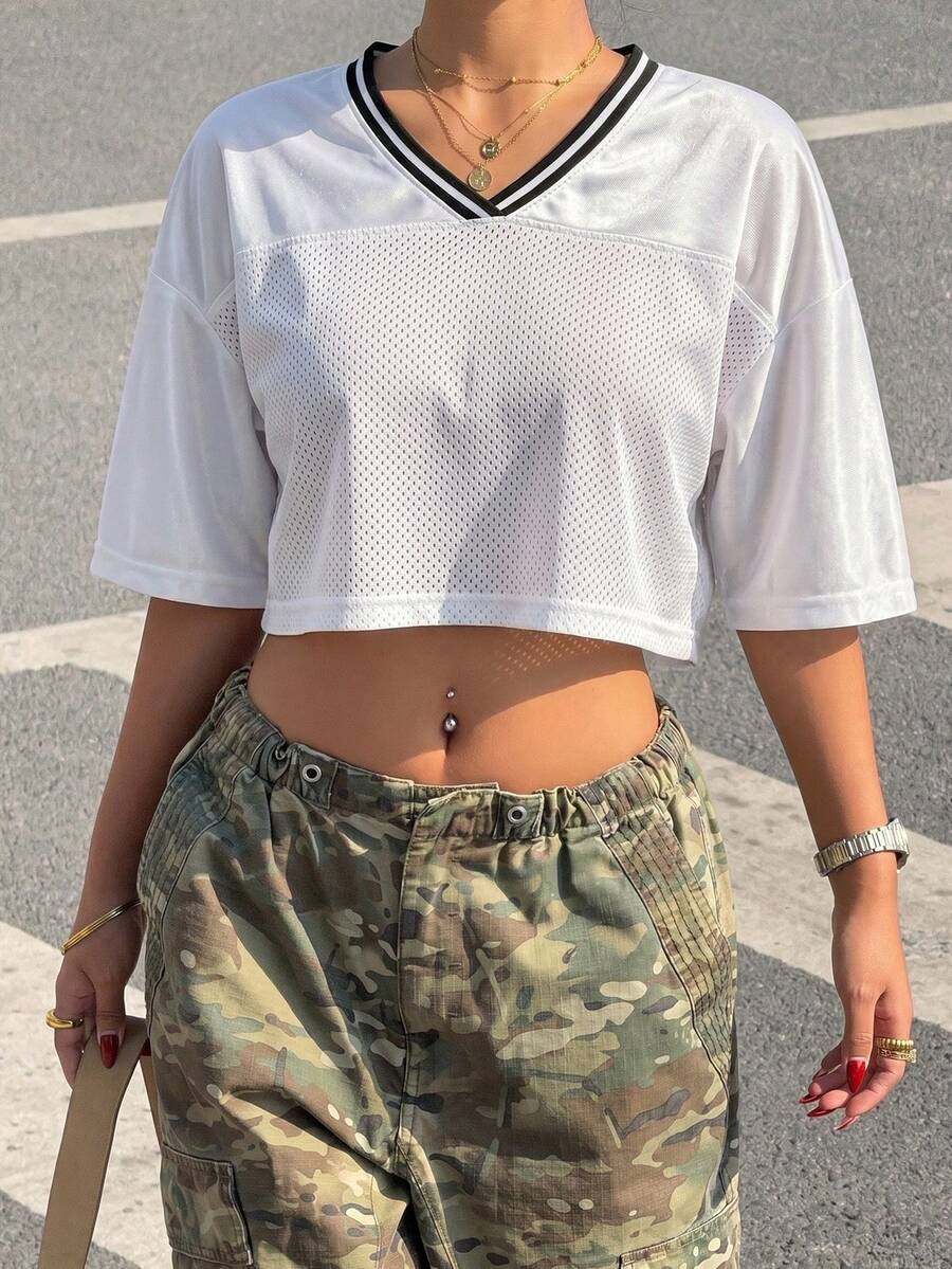 这款休闲时尚的运动美式宽松修身性感V领网纱短袖T恤非常适合春夏穿着。它适合旅行、朋友聚会、派对、购物、街拍、运动、健身和日常穿着。 - 白色 - 查看 1