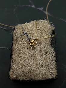 Set de 2 piezas Collar con colgante de rosa gótica y espada para mujeres y hombres, collar con colgante de rosa y espada de dos tonos, collar declarativo, cadena romántica a juego, regalos de pareja para fiesta, boda y cumpleaños - collar - Ver 3