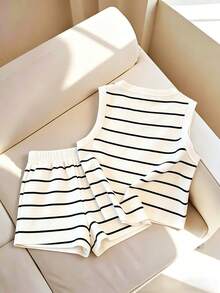 Bộ đồ nữ gồm áo tank top in sọc và quần short cạp chun, thích hợp mặc mùa hè. - Sọc đen trắng - Xem 2
