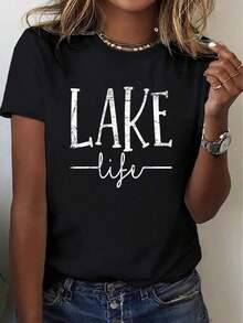 Camiseta Gráfica "Lake Life" para Mujer - Cuello Redondo, Manga Corta con Estampado de Lago y Ondas, Letras Cursivas Blancas - Ropa Casual para Todas las Temporadas, Ideal para Vacaciones, Regalo de Cumpleaños para Amantes de los Lagos - Transpirable y Cómoda para Atuendos Junto al Lago (Lavable a Máquina) - Con Letras Blancas, Corte Relajado para Uso Diario y en Resorts, Ideal para Fiestas y Festivales, Perfecta para Conjuntos con Temática de Lagos, Moda de Festival, Atuendo de Fiesta, Material Suave, Camiseta Ligera, Top Estampado, Blusa Elegante 2026 - Negro - Ver 1