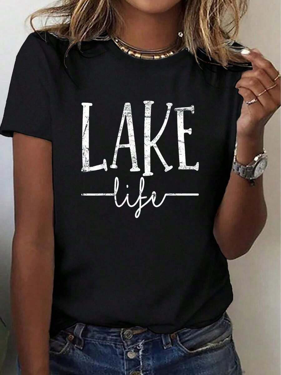 Camiseta Gráfica "Lake Life" para Mujer - Cuello Redondo, Manga Corta con Estampado de Lago y Ondas, Letras Cursivas Blancas - Ropa Casual para Todas las Temporadas, Ideal para Vacaciones, Regalo de Cumpleaños para Amantes de los Lagos - Transpirable y Cómoda para Atuendos Junto al Lago (Lavable a Máquina) - Con Letras Blancas, Corte Relajado para Uso Diario y en Resorts, Ideal para Fiestas y Festivales, Perfecta para Conjuntos con Temática de Lagos, Moda de Festival, Atuendo de Fiesta, Material Suave, Camiseta Ligera, Top Estampado, Blusa Elegante 2026 - Negro - Ver 1