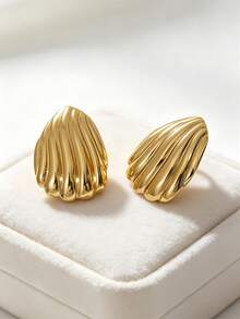 Thick Women's Chunky Gold Declaration Earrings, Exquisite And Elegant Gold Lady's Earrings, Asymmetric Stripe Texture Earrings, Unique Texture Design - 18K Gold-Coated Non-Oxidizing Stainless Steel Earrings, Lightweight And Low-Allergy, Chunky Gold Declaration Earrings, Fashionable And Simple Jewelry, Suitable For Daily Casual Wear, Parties And Gatherings (1 Pair / 2 Pcs) - Irregular Earrings - View 3