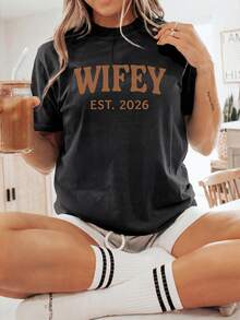 Women's Casual Short Sleeve Round Neck Drop Shoulder Regular Length T-Shirt with Wifey Est 2026 Print - Negro - Ver 2