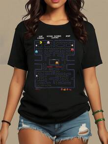 El patrón muestra un laberinto digital lleno de puntos brillantes donde figuras coloridas se mueven como si fuera un juego retro que simboliza la diversión la estrategia y la nostalgia camiseta de mujer casual moderna para amantes de la tecnología - Negro - Ver 1