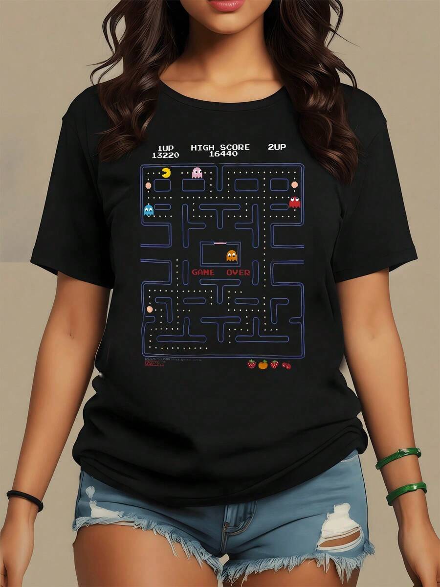 El patrón muestra un laberinto digital lleno de puntos brillantes donde figuras coloridas se mueven como si fuera un juego retro que simboliza la diversión la estrategia y la nostalgia camiseta de mujer casual moderna para amantes de la tecnología - Negro - Ver 1