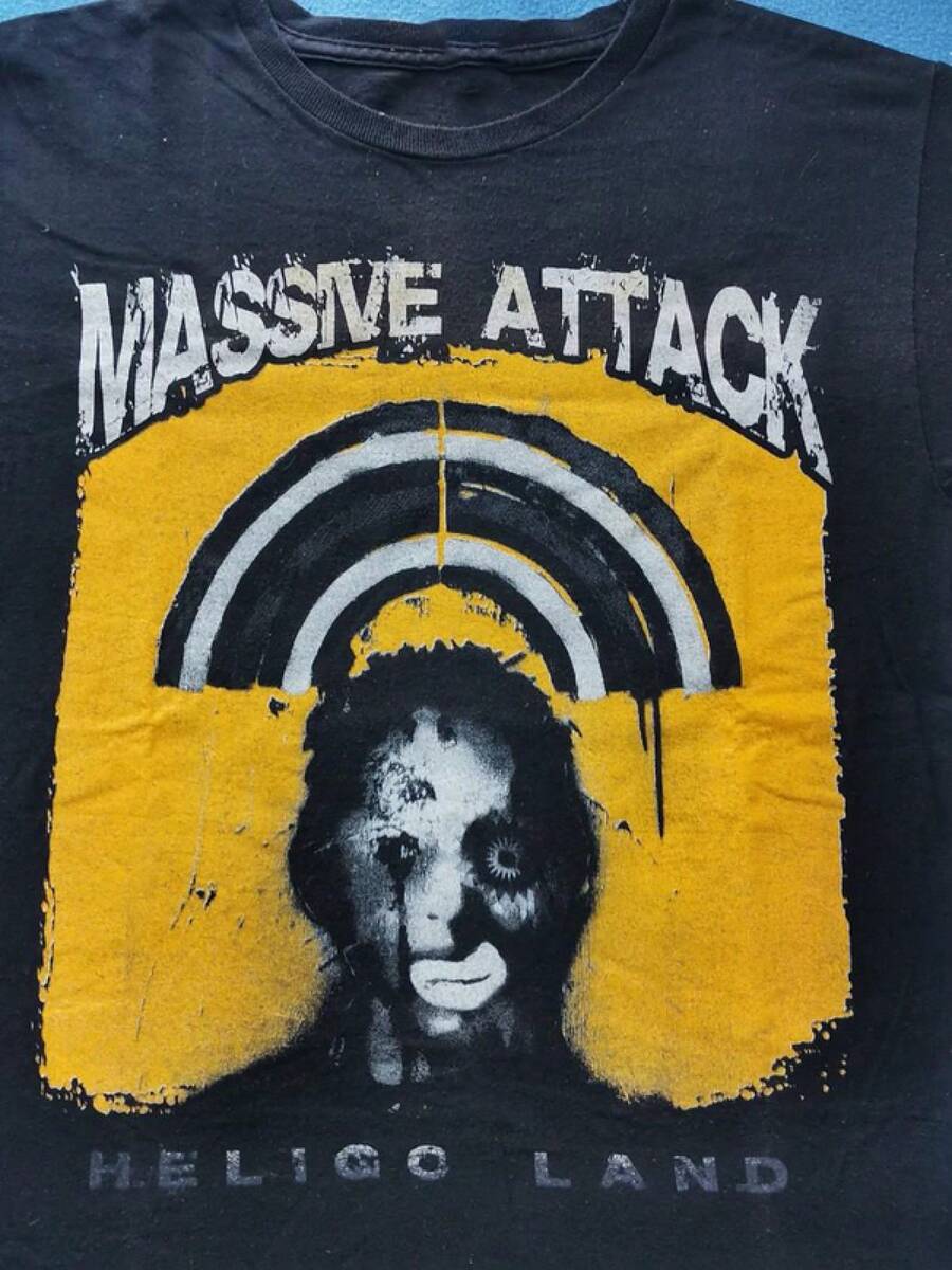 Camiseta Unisex con Estampado de Massive Attack Heligoland - Camiseta Negra con Estampado Desgastado Amarillo y Blanco, Camiseta Casual de Manga Corta con Cuello Redondo, Mercancía para Amantes de la Música, Camiseta Coleccionable - Negro - Ver 1