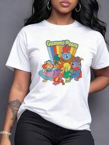 Osos coloridos sonrientes que representan amistad y alegría sobre un fondo de rayas brillantes evocando energía positiva y espíritu juvenil camiseta para mujer casual cómoda de manga corta - Blanco - Ver 1
