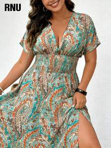 Vestido Maxi Fluido RNU Plus Size Estampa Paisley Boho Azul-Verde e Laranja, Decote V Profundo, Manga Curta, Cintura Elástica Franzida, Fenda Lateral Alta, para Praia e Férias - Verde - Visão 4