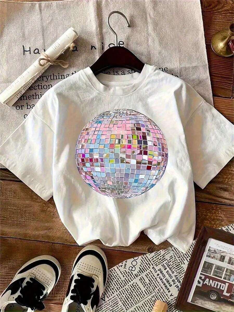 Camiseta Retro de los 80 para Mujer con Estampado de Bola de Discoteca y Baile Disco - Blusa Blanca de Manga Corta, Cuello Redondo, Estilo Casual y Holgado, Tejido Transpirable, Ideal para Eventos Temáticos de los 80, Fiestas de Cumpleaños y Uso Diario, Ajuste Cómodo, Lavable a Máquina, Uso en Todas las Temporadas, Regalo Perfecto para Graduaciones y Salidas Informales, el Estampado de Bola de Discoteca Combina con el Estilo de la Era Disco, Ropa de Verano. - Blanco - Ver 1