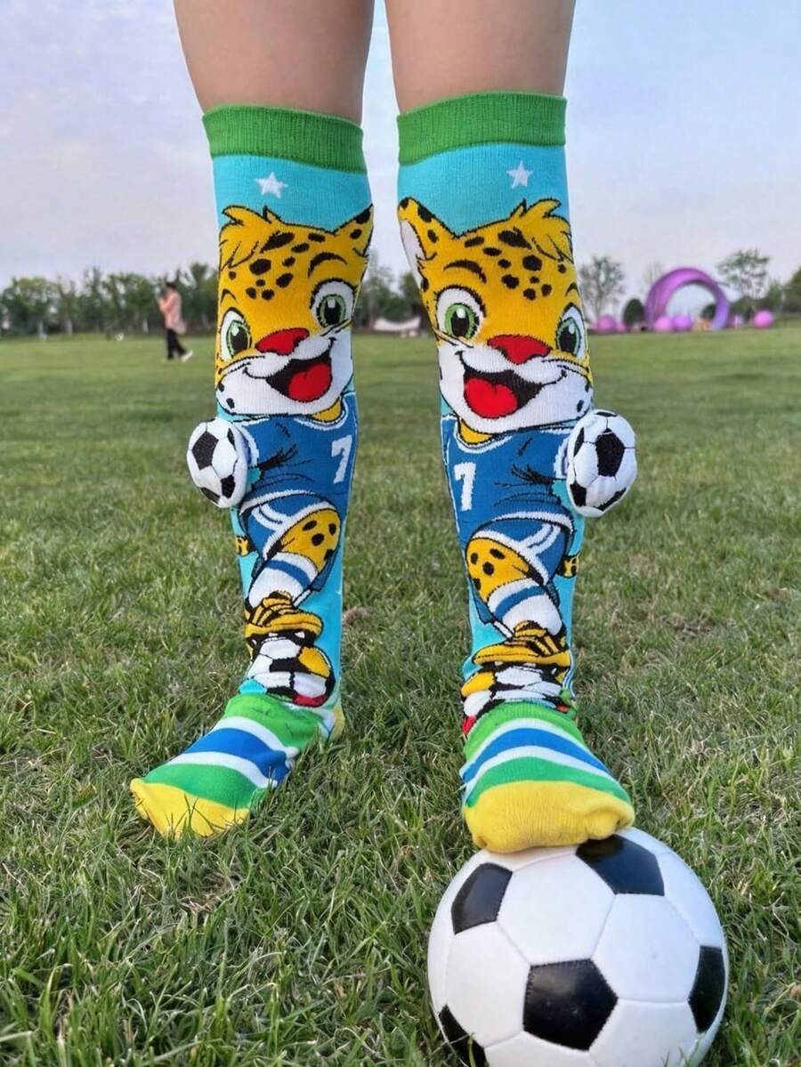1 par de calcetines altos por encima de la rodilla para niños con diseño divertido y exagerado de estampado de leopardo y elementos de fútbol, suaves y transpirables, para uso diario, vacaciones o como regalo festivo - Celeste - Ver 1