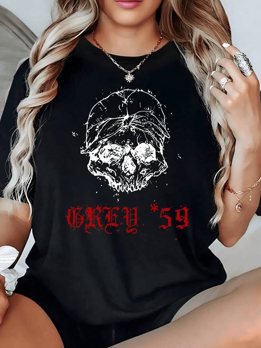 Cráneo con casco agrietado que representa fortaleza ante la adversidad con detalles rojos que evocan energía y actitud rebelde camiseta de mujer casual moderna cómoda para uso diario - Negro - Ver 1