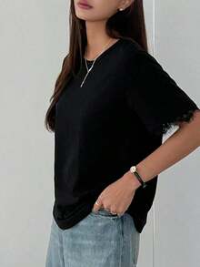Camiseta de mujer de cuello redondo con encaje de contraste, de manga corta y holgada, para uso casual diario en verano, de vestir informal para mujeres - Negro - Ver 4