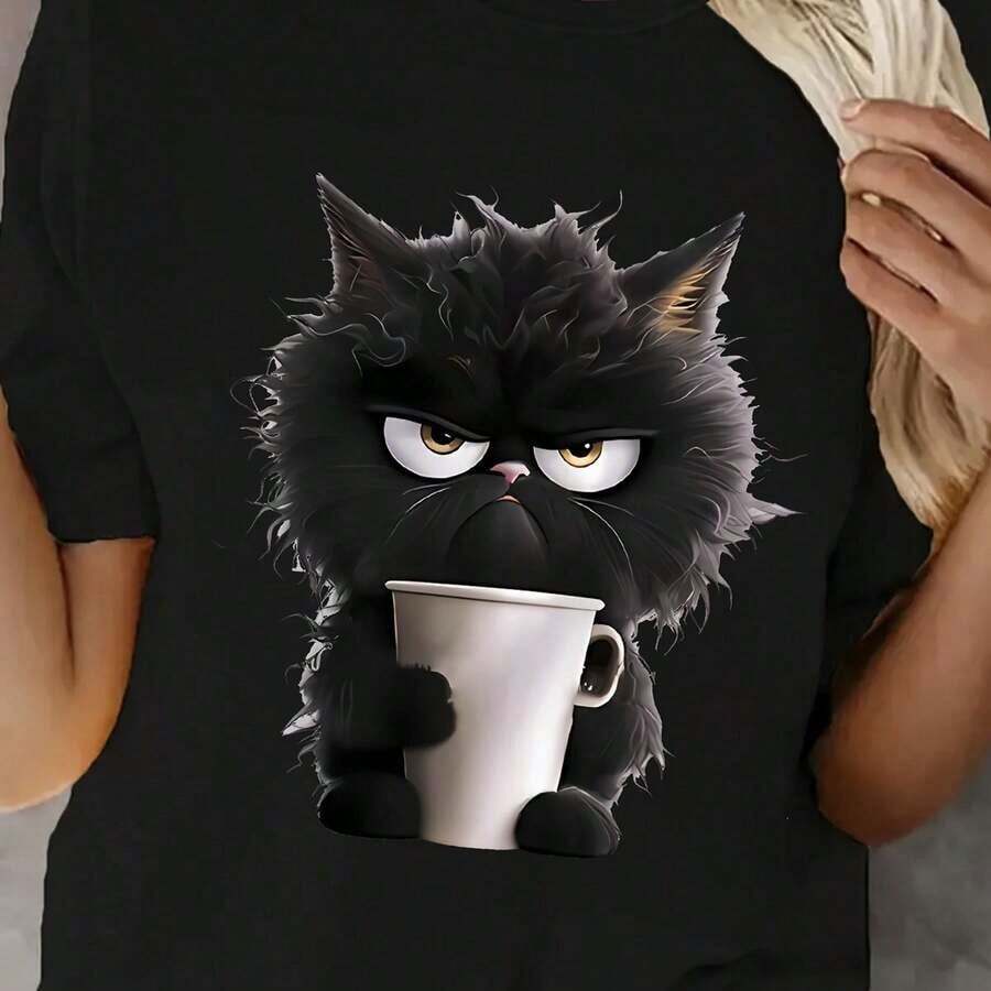 Camiseta para Mujer con Gato Negro de Pelaje Largo Sosteniendo Taza de Café Estilo Divertido y Gráfico Impreso en Negro - Blanco - Ver 1