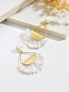 1 Pair Handmade Woven Raffia White Fan-Shaped Earrings, Fresh Beach Style, Fashionable Unique Geometric Raffia Pendant Earrings Suitable For Women's Daily, Vacation, And Party Wear - White - View 5