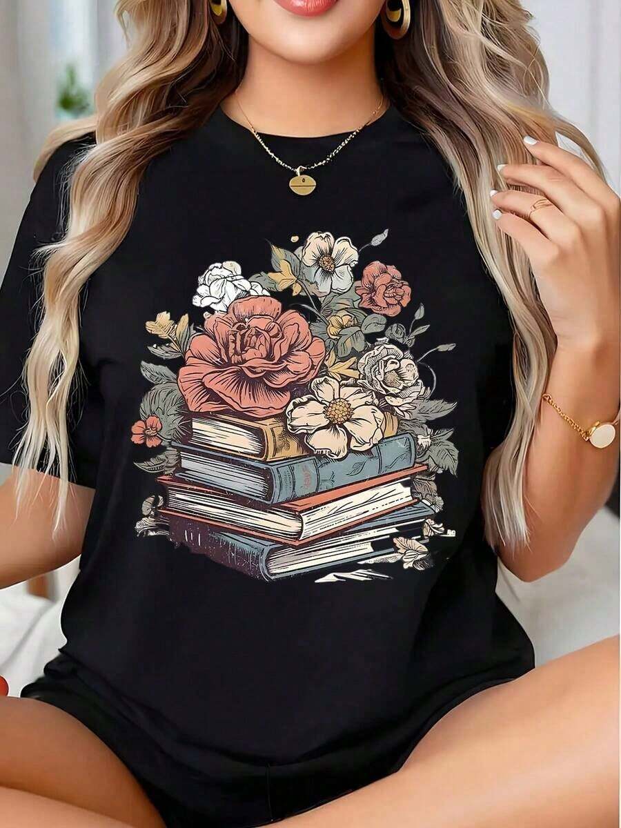 1 T-Shirt With A Graphic Design Of Stacked Books And Flowers For Reading Enthusiasts And Book Lovers. Featuring Elegant Florals And A Literary Theme, It's Perfect For Casual Wear And Literary Events. It's An Ideal Gift For Friends And Family On Any Holiday Or Special Occasion. 180g 100% Cotton. - 黑色 - 查看 1