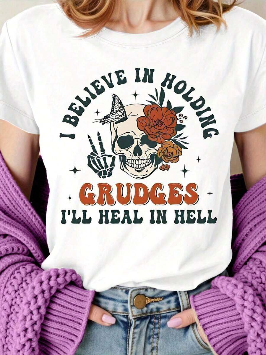 Women's 100% Cotton Gothic T-Shirt - Bold "I Believe In Holding Grudges" Print T-Shirt With Skulls, Roses, And Bones - Soft And Stretchy Crew Neck Casual T-Shirt For Everyday Wear And Halloween Outfits - Machine Washable, Not See-Through - White Base With Dark Green Text - Gothic Fashion Clothing, Halloween T-Shirt, Versatile Apparel, Not See-Through Fabric - Unisex Cotton Short Sleeve Crew Neck Vintage Urban Style T-Shirt - 白色 - 查看 1