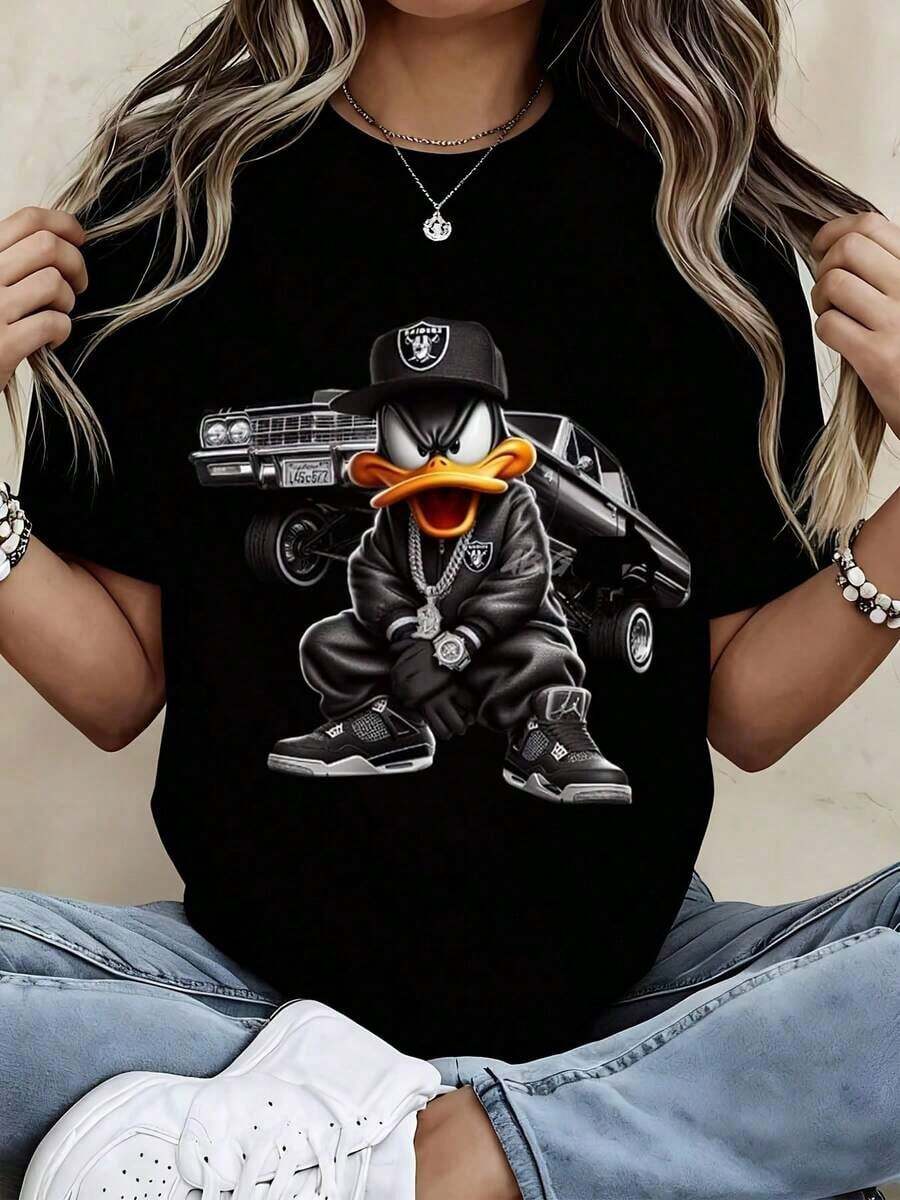 Camiseta Warner Bros Cartoon Duck Estilo Urbano Blanca de Cuello Redondo y Manga Corta con Estampado Gráfico de Coche y Sombrero |   Diseño exquisito |   Suelto y cómodo |   Fácil de combinar | - Negro - Ver 1