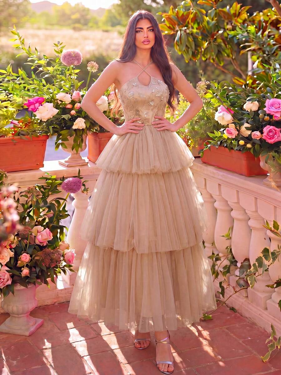 Robe brodée florale avec lien dans le dos et robe en maille superposée. Coupe élégante convenant pour les mariages de jardin et les portraits de mariée
