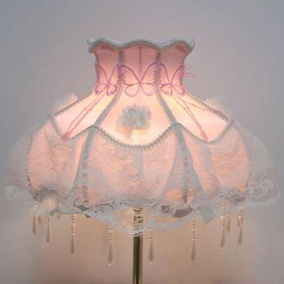 Lámpara de mesa vintage romántica de princesa de 30 cm con pantalla de tela de encaje blanco, bordado de mariposa de satén rosa suave, borlas de perlas y estilo shabby chic elegante para decoración del dormitorio de niña, boda y hogar