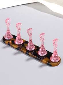 Conjunto de 1 placa magnética para prática de unhas, que resolve problemas como deslizamento da placa de unha, ângulo de visão limitado para pintura à mão, fixação inconveniente de acessórios e baixa eficiência para criação de diversos estilos. O suporte para placa de unha em formato de peça de xadrez fixa firmemente as placas, possui base antiderrapante e design com 5 encaixes que permite fixar várias placas de unha simultaneamente, sendo ideal para iniciantes na prática de nail art, coloração de unhas e criação de designs. - Multicolorido - Ver 7