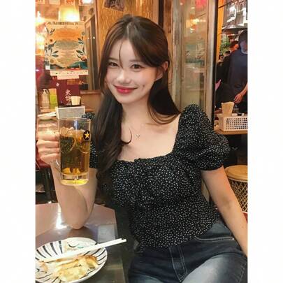 韓国風フレンチスタイルの若々しい印象を与えるコントラストカラーのパフスリーブドット柄シャツ、女性用夏の新作レトロスタイルスリムフィットショートトップス。