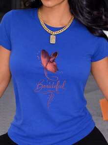 Camiseta de manga corta con un moderno estampado de mariposas moradas, diseño elegante de cuello redondo, combinada con fuentes modernas, perfecta para salidas informales. Combínala con jeans y accesorios para crear un look relajado y con estilo. IBPH - Azul - Ver 6
