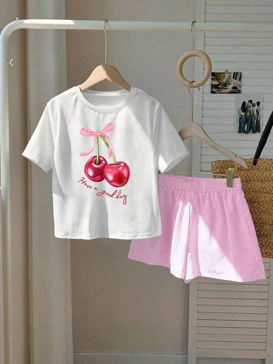 Una camiseta de manga corta para mujer con estilo retro americano, de corte holgado y con diseño estampado (los pantalones son solo para sugerencias de estilo). Esta pieza sencilla y elegante presenta un patrón de letras impresas con temática tropical, lo que la convierte en un elemento imprescindible para crear un look relajado de vacaciones, perfecto para ocasiones como el Día del Trabajo y el Día de la Independencia de México. - Blanco - Ver 1
