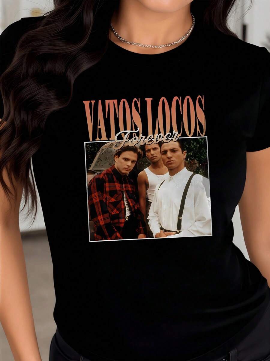 Texto grande con la frase Vatos Locos Forever acompañado de una fotografía que simboliza la unión la solidaridad y la amistad eterna entre personas que comparten lealtad y fortaleza camiseta de mujer casual moderna cómoda para uso diario - Negro - Ver 1