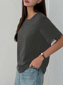 Camiseta de mujer de cuello redondo con encaje de contraste, de manga corta y holgada, para uso casual diario en verano, de vestir informal para mujeres - Gris - Ver 4