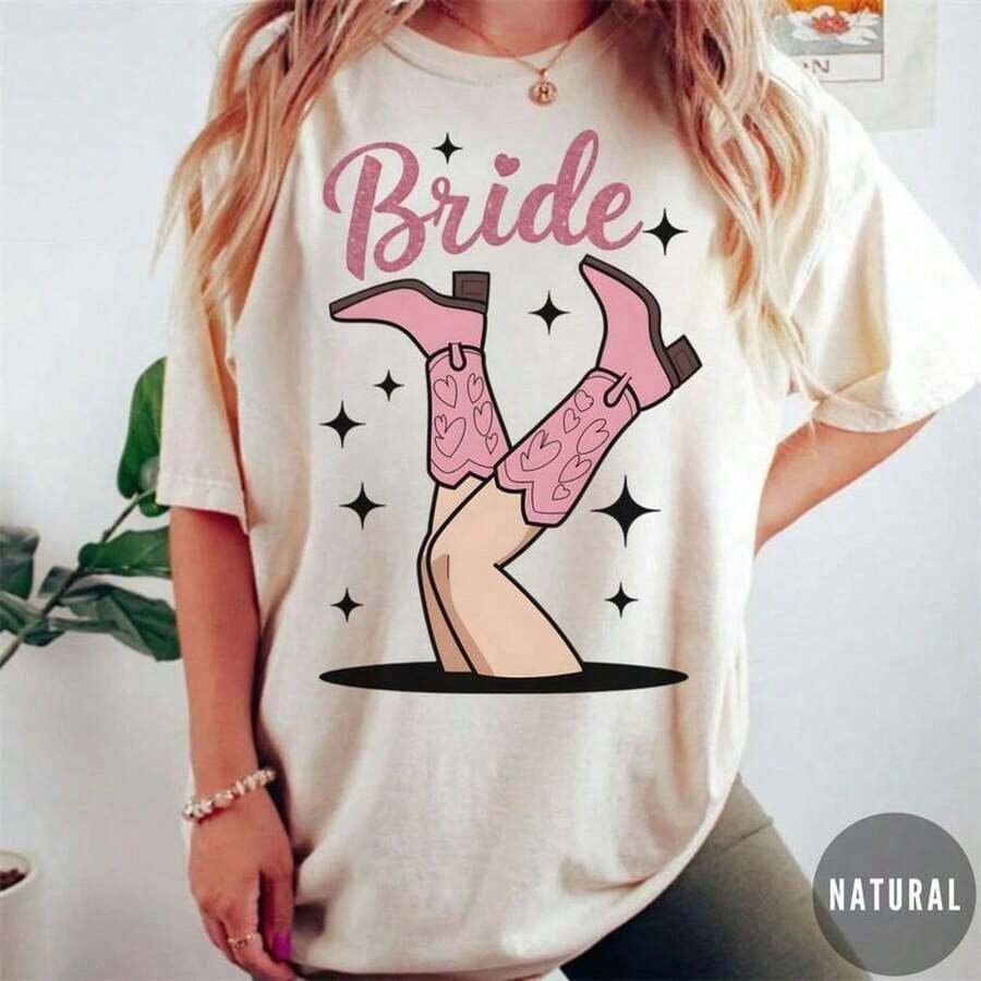 Camiseta con botas de rodeo para novia, divertida despedida de soltera, camiseta rosa con estampado de vaquera, camiseta de novia del oeste, atuendo para fin de semana de boda.*J*PG220G C-AmiS-eta básiC-A de aL-Godón para hombre de comodidad inigualable.AdecuA-DA para todas las perS-onas, ya sean mujeres o hombres.Tejido duradero de alta C-Alidad apto para todas las costuR-AS, suave al tacto pero diseñado para durar.Tops transpirables para mujer, conjuntos de otoño para mujer, conjuntos de vaC-Aciones, disfraces de Halloween para mujer.,Camisetas Gráficas de Verano para Mujer - Blanco - Ver 1